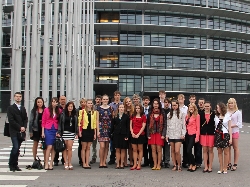 Společné foto před budovou Evropského parlamentu
