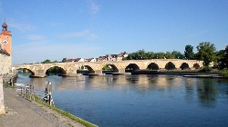 Regensburg: Kamenný most (Wikimedia Commons)