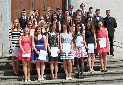 Společné foto všech 32 absolventů